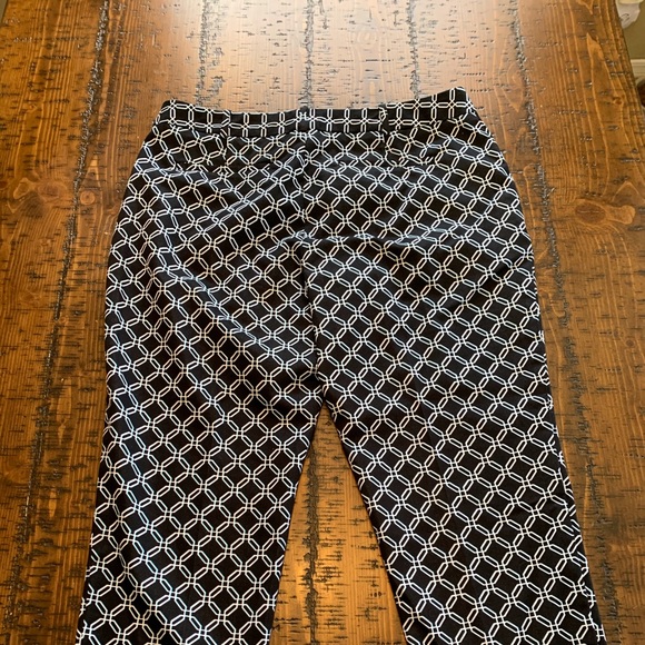 Worthington Capris, Size 10, EUC, Black, Blue and White. - Picture 8 of 11